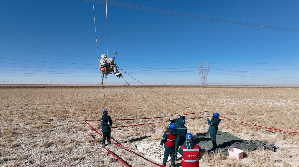 带电作业人员在新疆与西北主网联通第二通道750千伏柴鱼Ⅱ线开展带电作业,为迎峰度冬电力保供提供坚强保障。谢莉蓉 摄