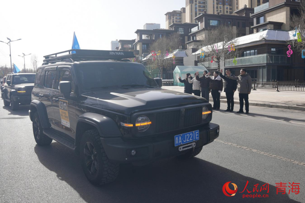 車隊啟程出發。人民網記者 況玉攝