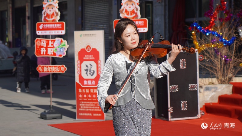 活動現場的文藝表演。實習生 周大煒攝