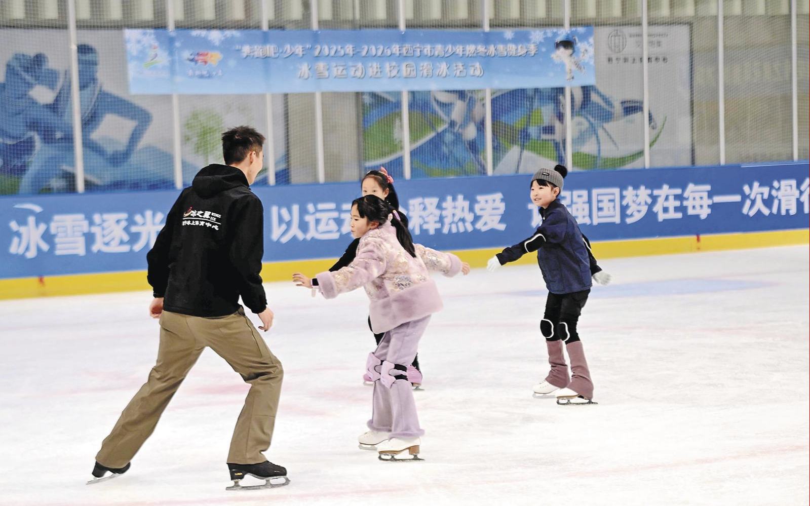 寒假西宁冰雪运动迎来热潮