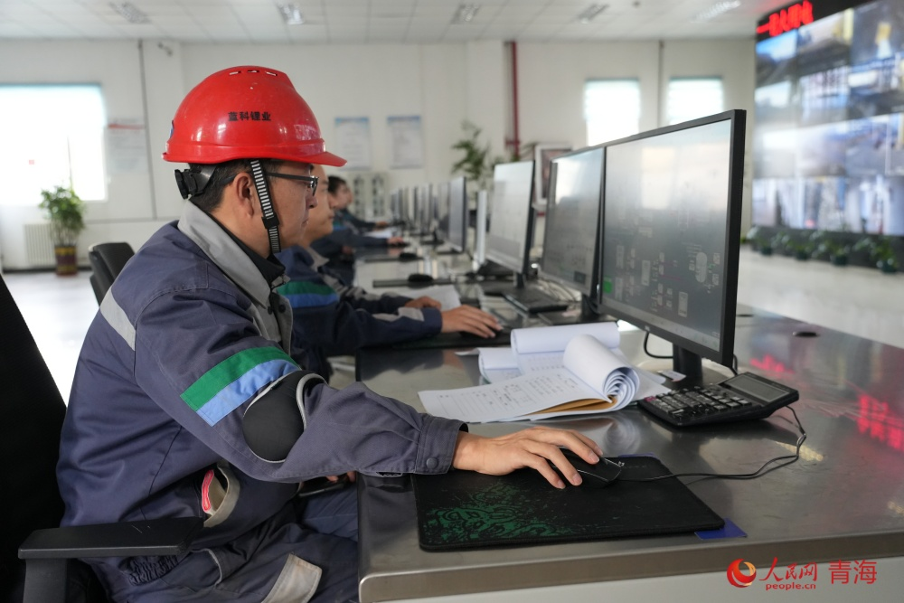 技术人员工作中。人民网 马可欣摄