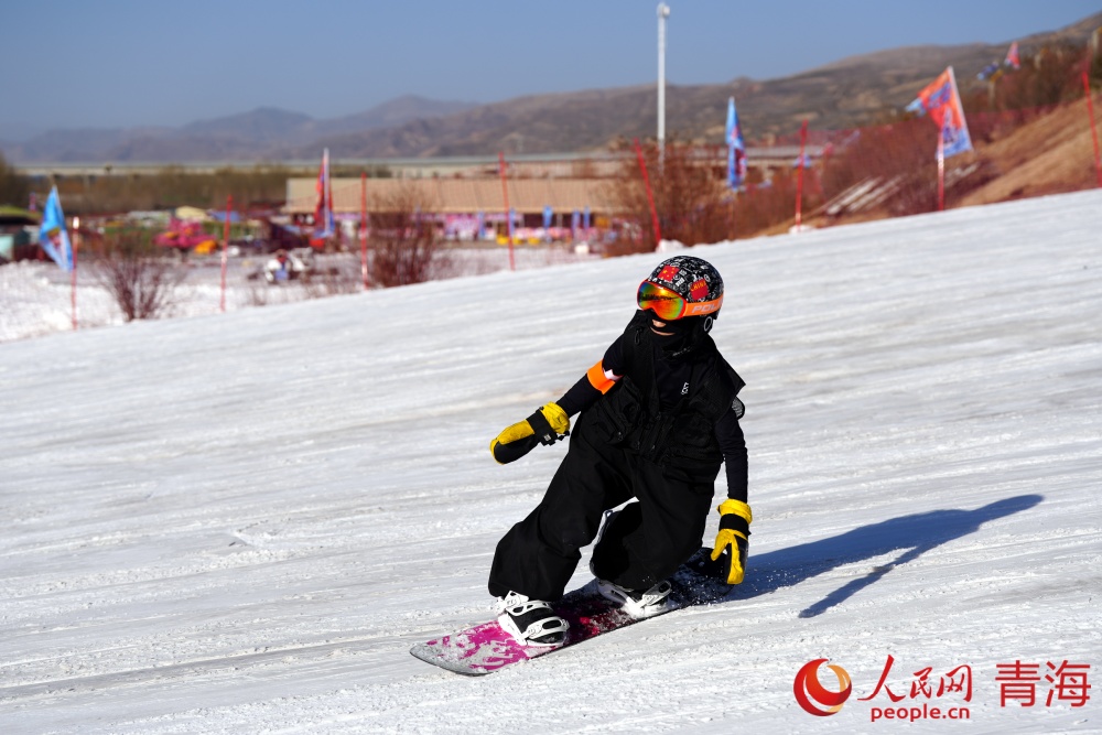 熟练滑雪的小朋友。人民网记者 况玉摄