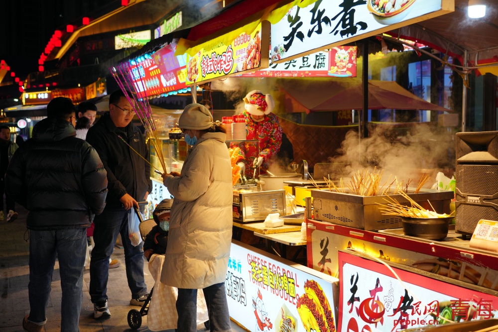 青唐花街烟火气满溢。人民网记者 况玉摄