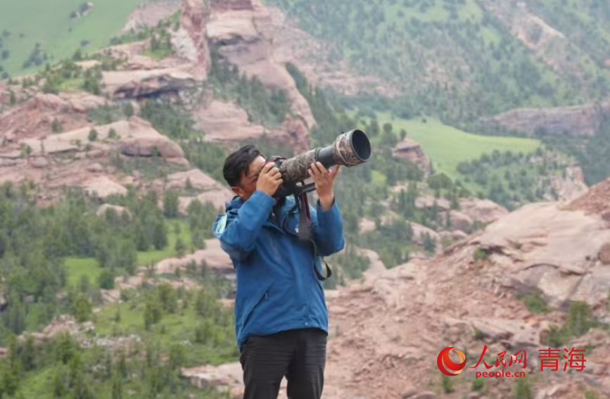 三江源国家公园澜沧江园区生态管护员更尕在昂赛大峡谷巡护。人民网记者 甘海琼摄