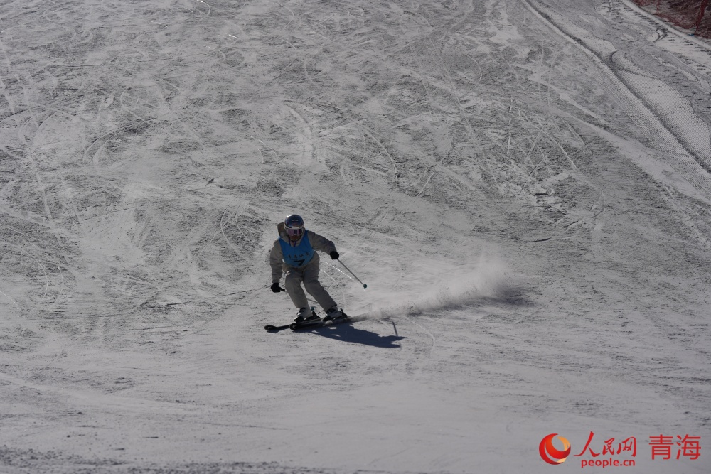 运动员试滑。人民网记者 况玉摄