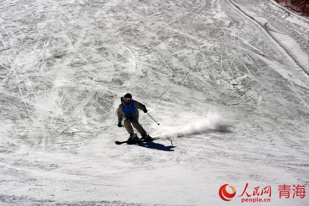 运动员俯身贴雪疾冲。人民网记者 况玉摄
