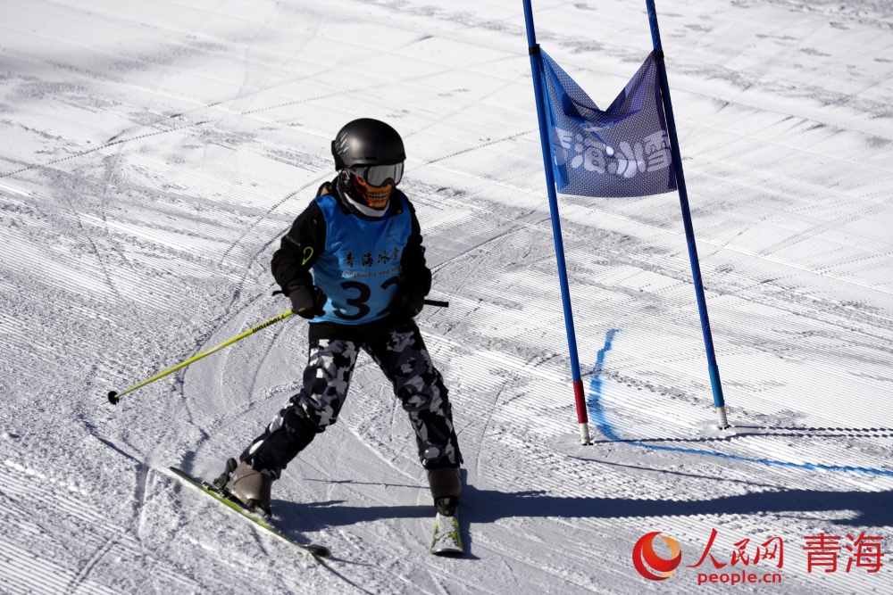 運動員疾馳過旗門。人民網記者 況玉攝