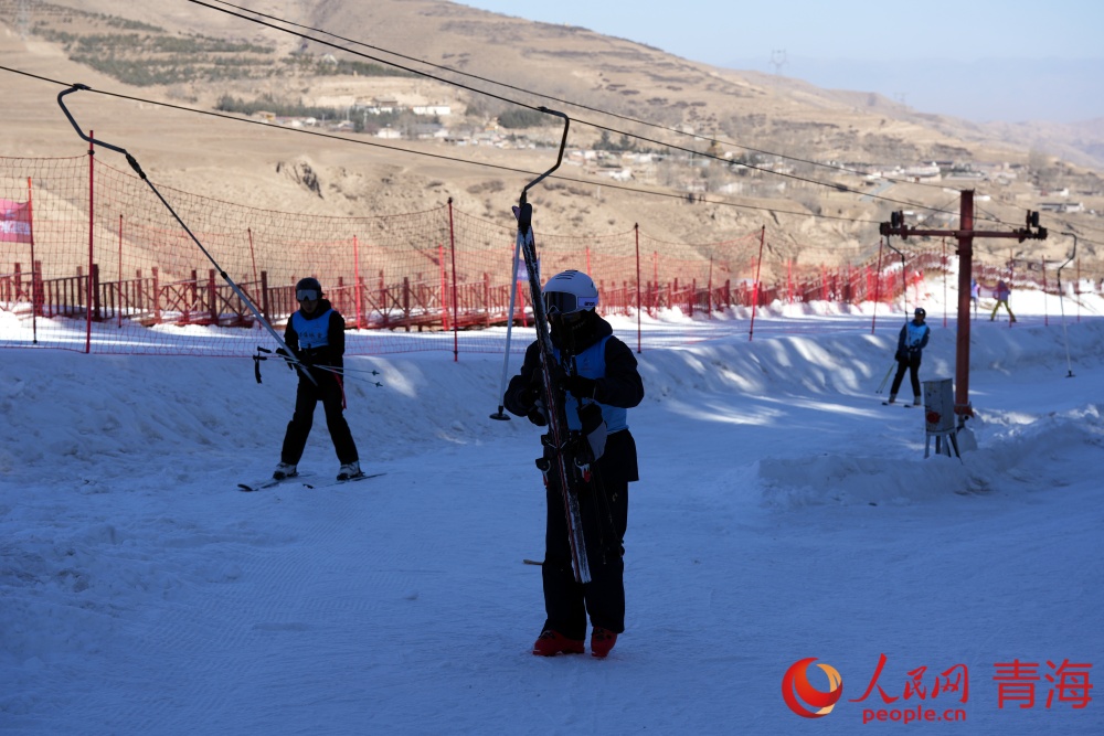 运动员乘坐拖牵上山。人民网记者 况玉摄