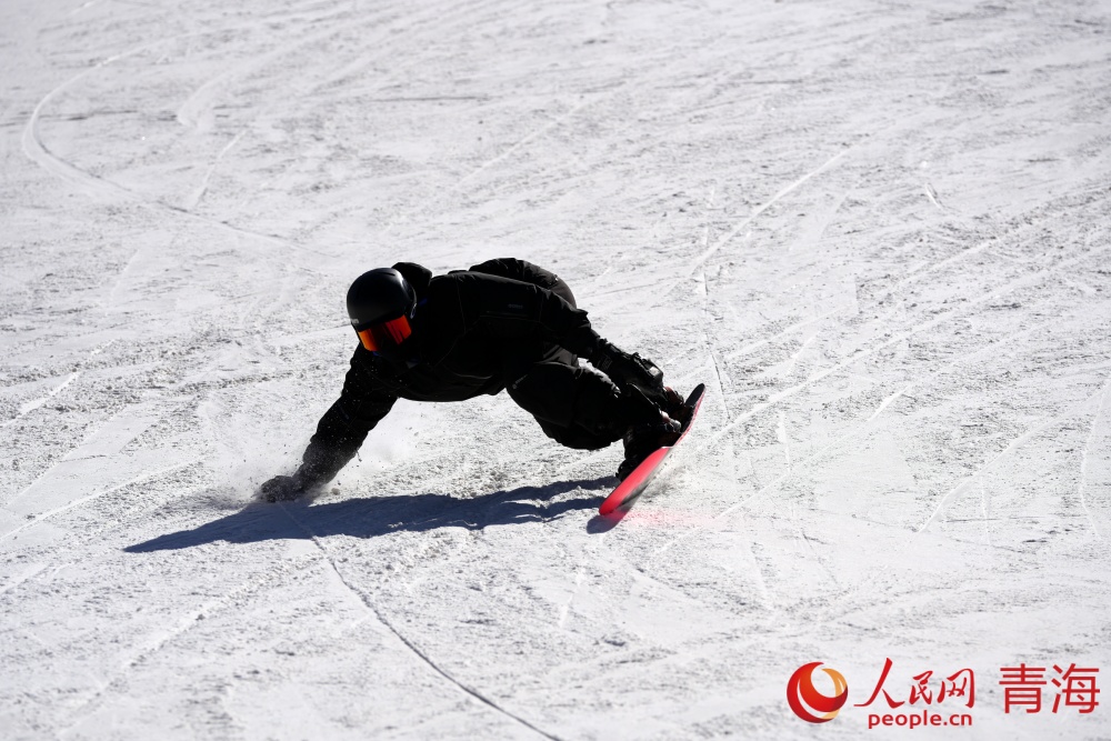 雪道上选手疾驰而过。人民网记者 况玉摄