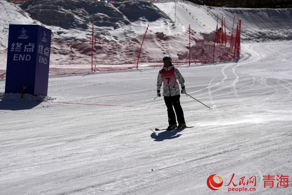 运动员冲过终点。人民网记者 况玉摄