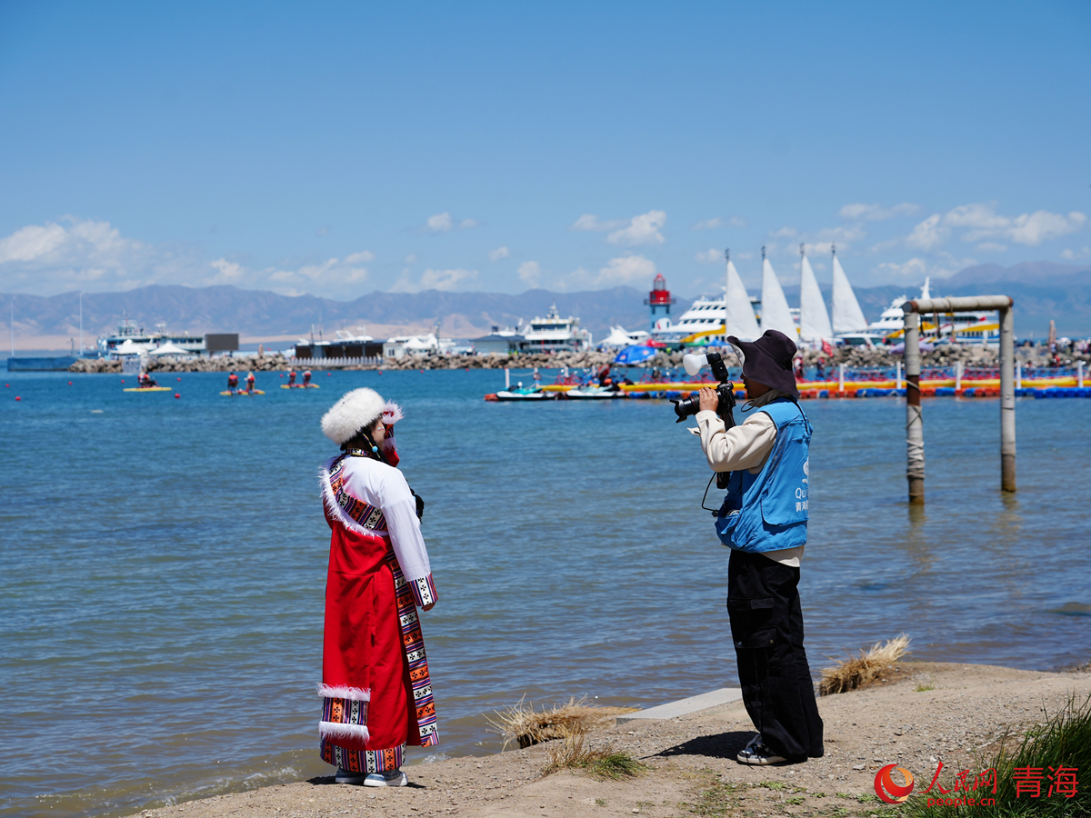 游客在青海湖畔拍照打卡。人民网 顾斐菲摄