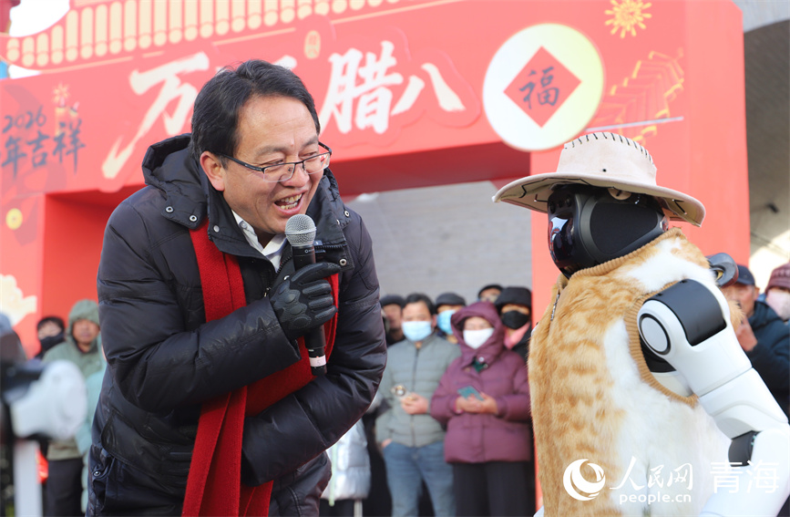 嘉宾和机器人进行趣味互动。人民网 马可欣摄