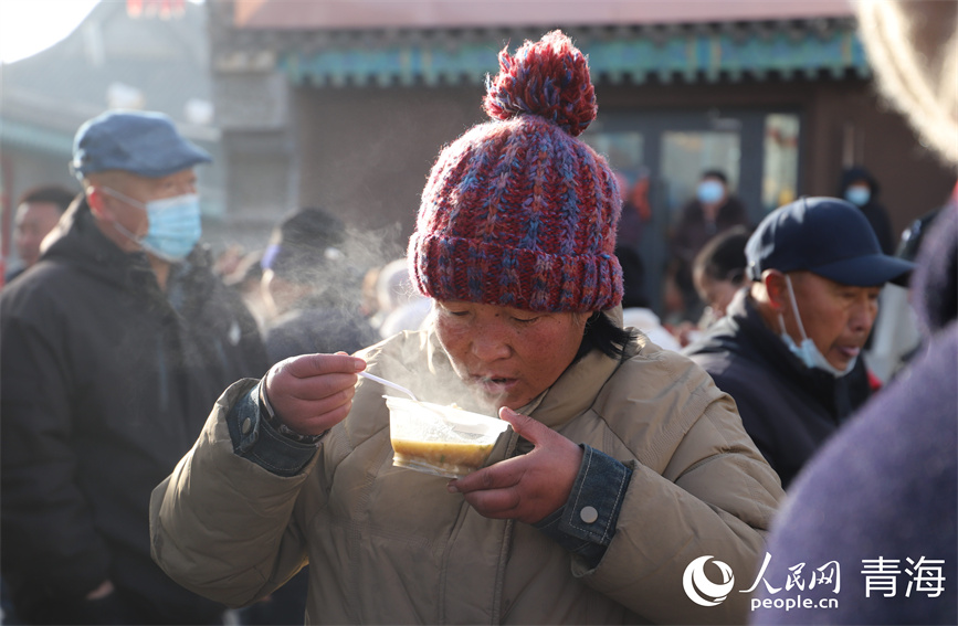 群众正在品尝腊八粥。人民网 马可欣摄