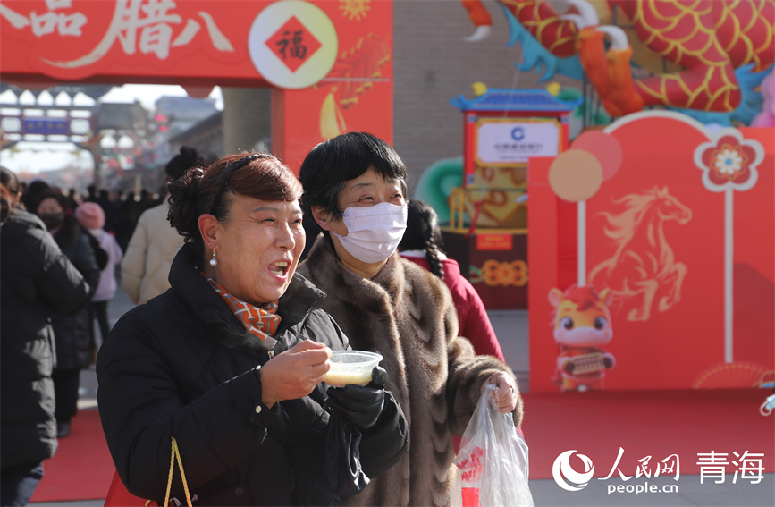 群众正在品尝腊八粥。人民网 马可欣摄