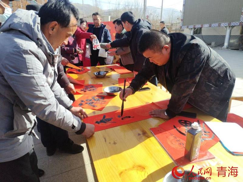 書法家現場寫對聯。實習生 葛嶸攝