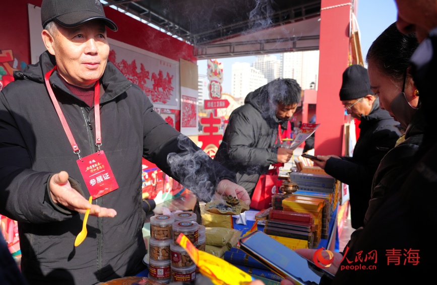 参展商介绍展品。人民网记者 甘海琼摄