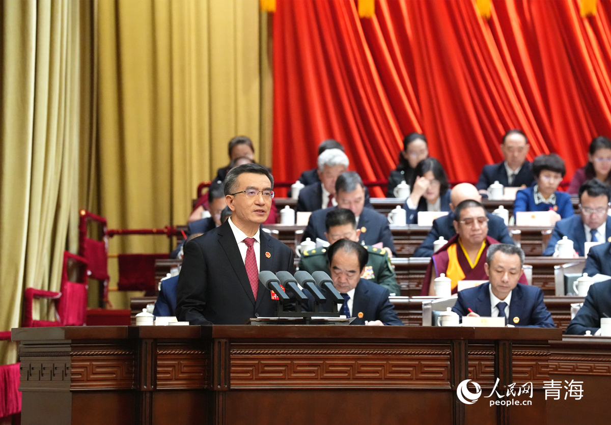 青海省第十四屆人民代表大會第四次會議開幕，羅東川作政府工作報告。人民網記者 楊啟紅攝