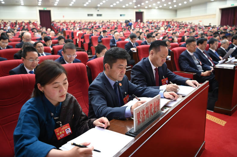 青海省人大代表扎西東智(前排左二)。受訪者供圖