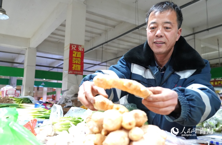 河东市场的商户整理蔬菜。人民网记者 甘海琼摄