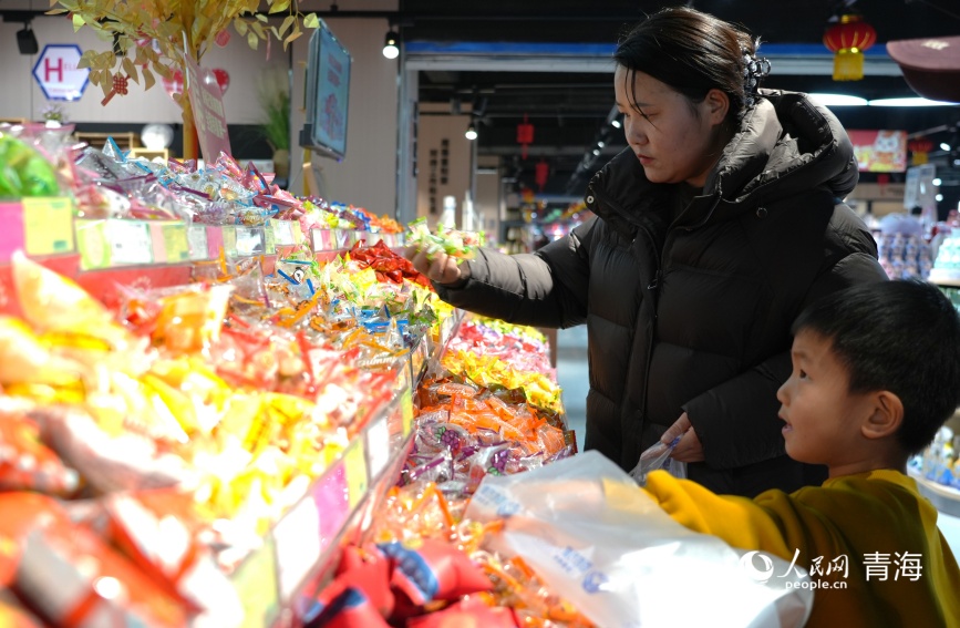 市民采购糖果。人民网记者 甘海琼摄