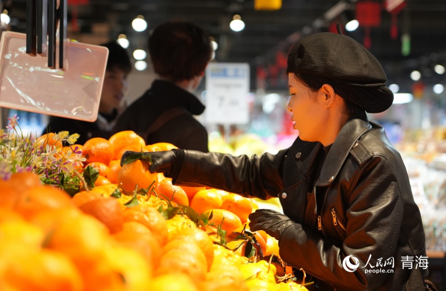 水果区售货员在理货。人民网记者 甘海琼摄