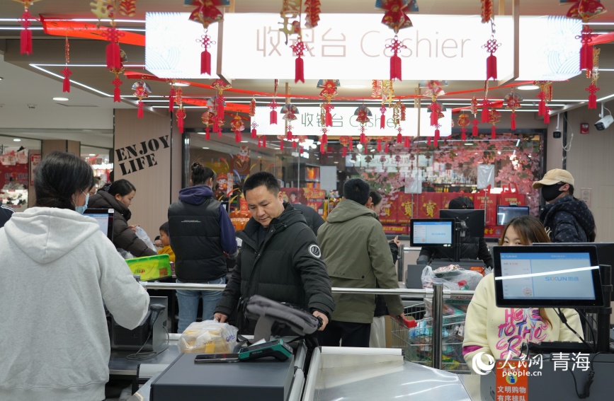 市民采购年货。人民网记者 甘海琼摄