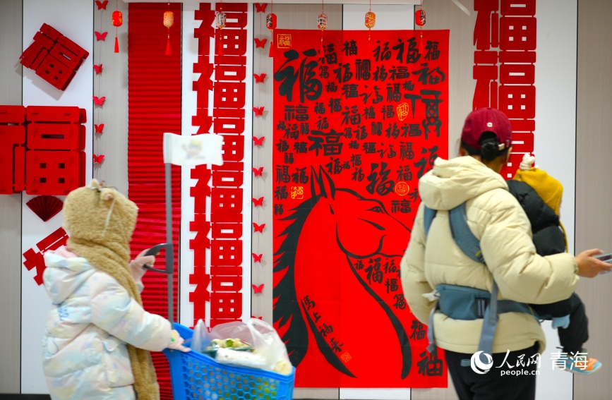 市民选购马元素商品。人民网记者 甘海琼摄