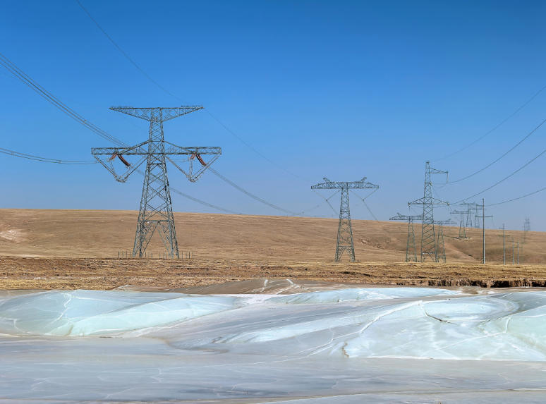 穿越昆仑、跨越唐古拉的“电力天路”青藏联网工程±400千伏柴拉线,将源源不断的电能送往西藏。谢莉蓉摄