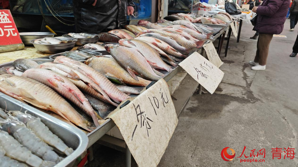 年貨市場裡的魚攤。實習生 周大煒攝