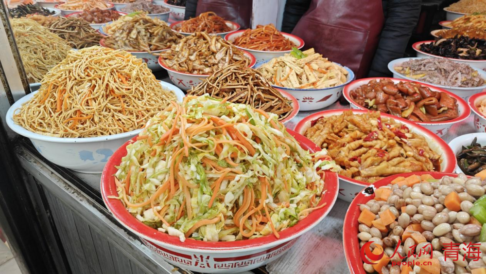 年貨市場裡的涼菜鹵貨。實習生 周大煒攝