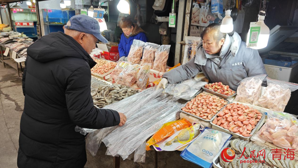 居民在年貨市場購買年貨。實習生 周大煒攝