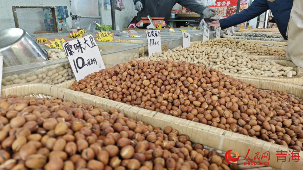 年貨市場的干果攤位。實習生 周大煒攝