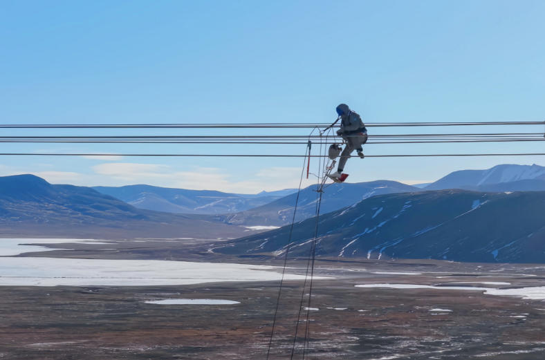 2月6日,在世界屋脊唐古拉山口,海拔5211.5米、零下28℃的凛冽严寒中,国网青海超高压公司带电作业人员成功开展等电位带电作业,消除“电力天路”青藏电力联网工程±400千伏柴拉线上的缺陷,这是我国首次在五千米级高海拔区域开展超高压等电位带电作业。谢莉蓉摄