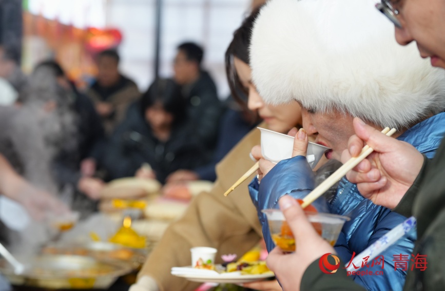 市民品鉴家宴菜品。人民网记者 甘海琼摄
