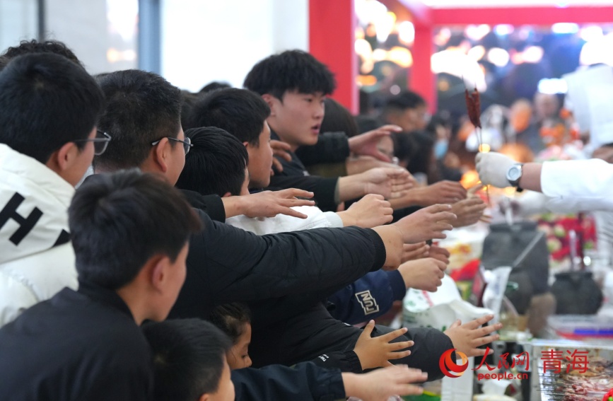 市民品鉴家宴菜品。人民网记者 甘海琼摄