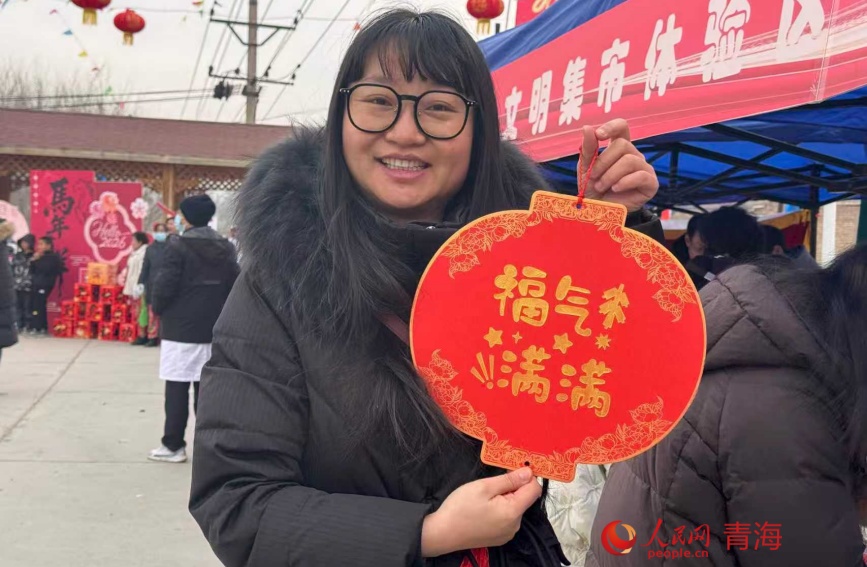 群众体验拓印福字。实习生 周大炜摄