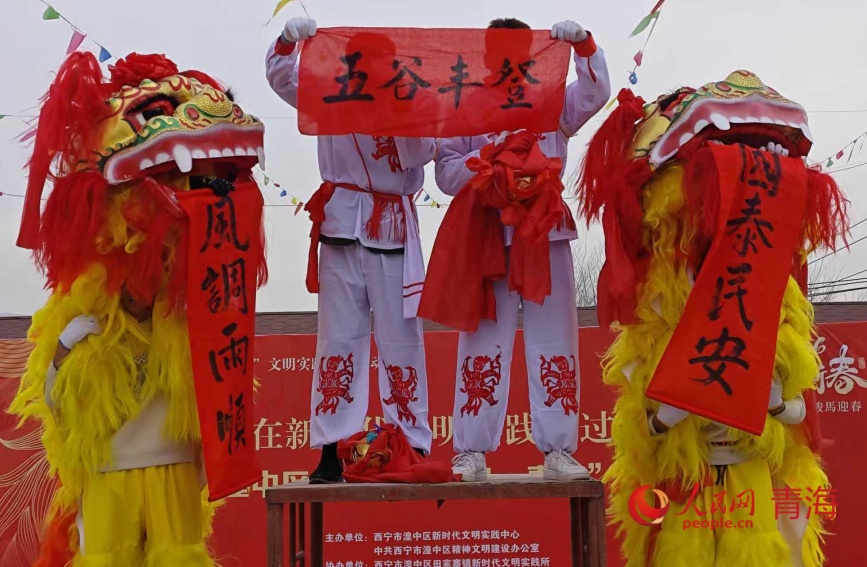 舞狮送上春节祝福。实习生 周大炜摄