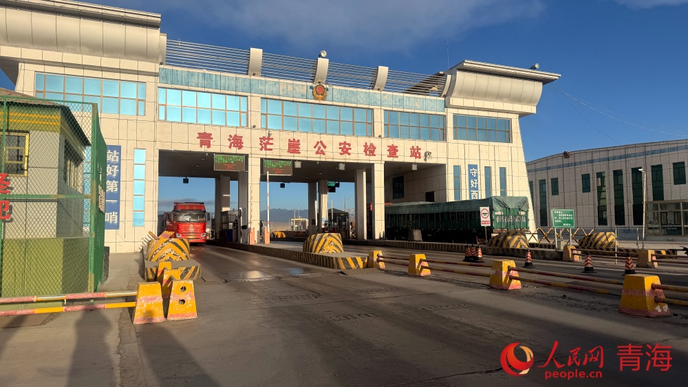 检查站车辆络绎不绝。人民网记者 况玉摄