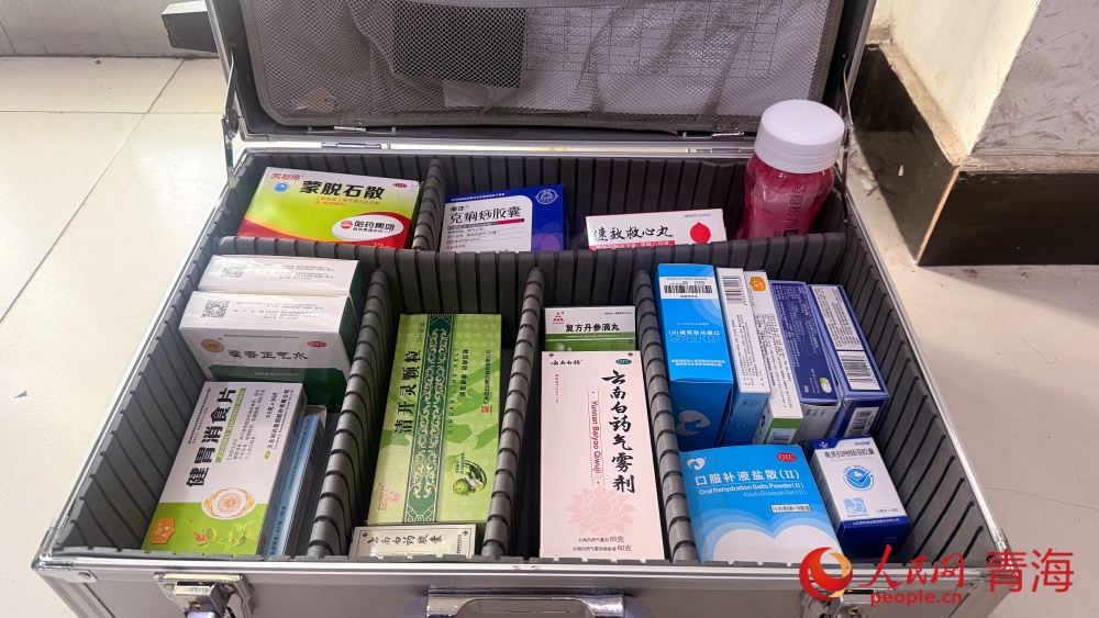 药品箱。人民网记者 况玉摄