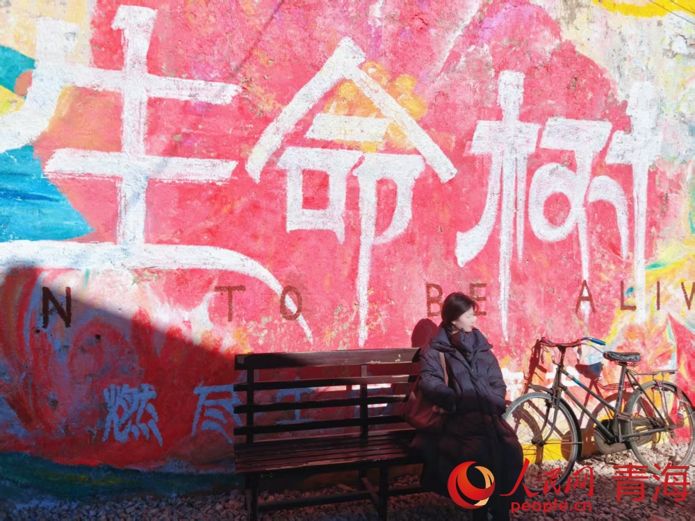 市民游客拍照留念。人民网记者 况玉摄
