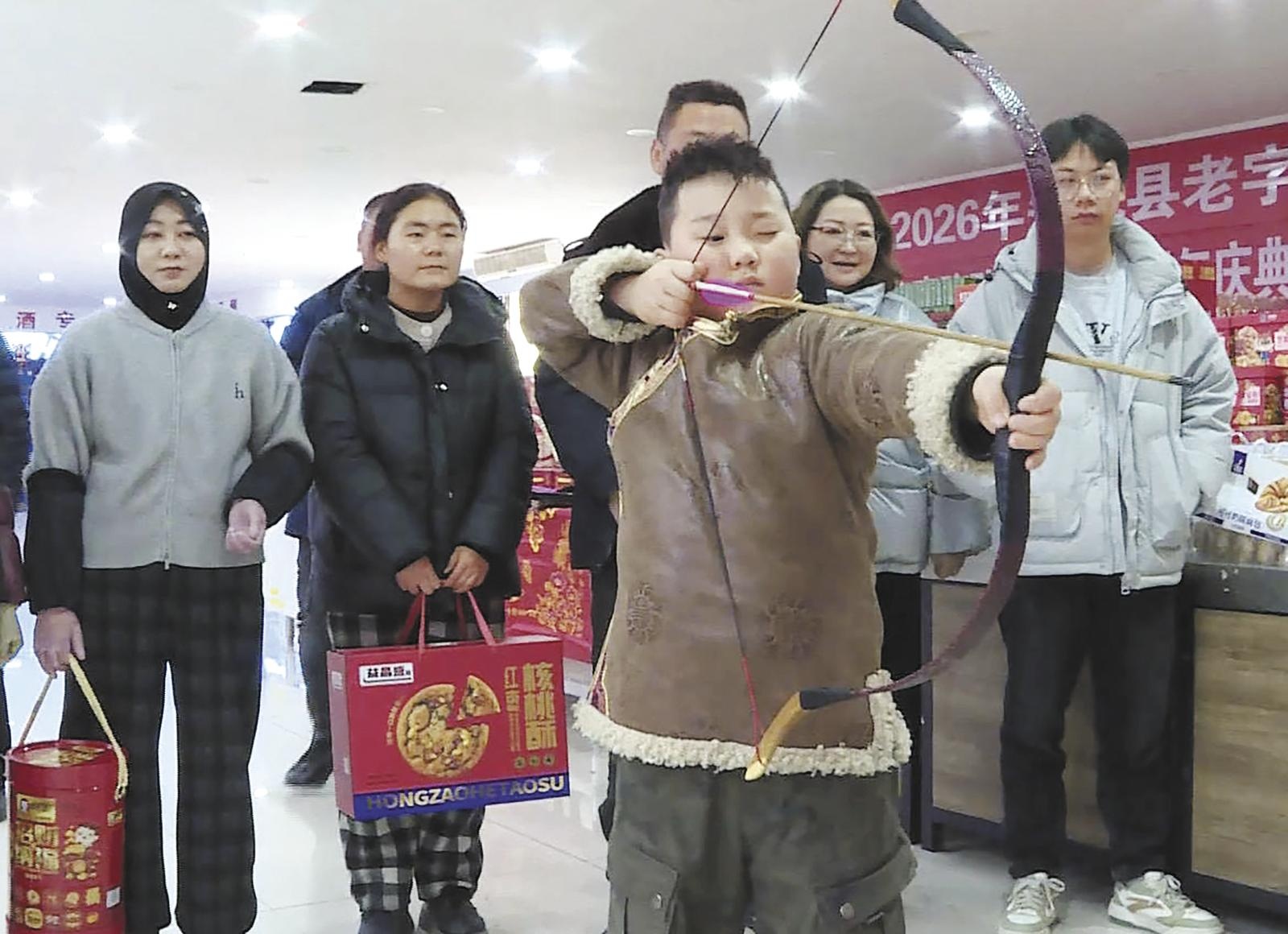 體驗射箭。通訊員 朱錦雁 攝