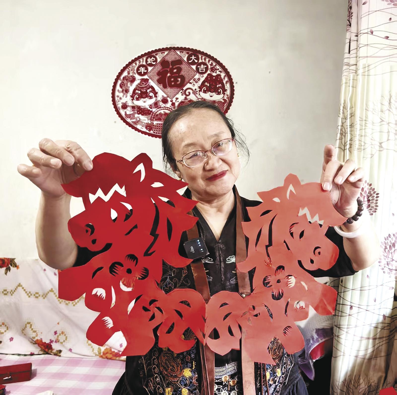 展示剪紙作品。本報記者 齊延迪 冉志敏 攝