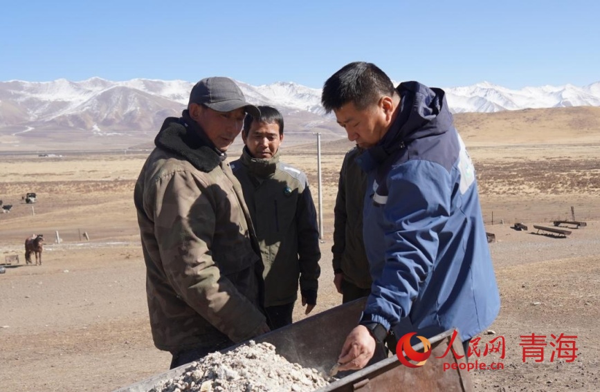 鄭偉國（右）入戶查看草原防火。人民網記者 甘海瓊攝