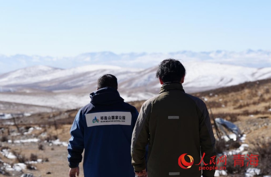 鄭偉國和管護員在巡山。人民網 顧斐菲攝