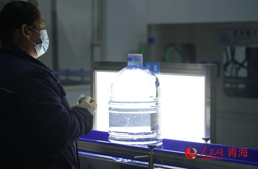 胡生霞在水廠工作。人民網記者 甘海瓊攝