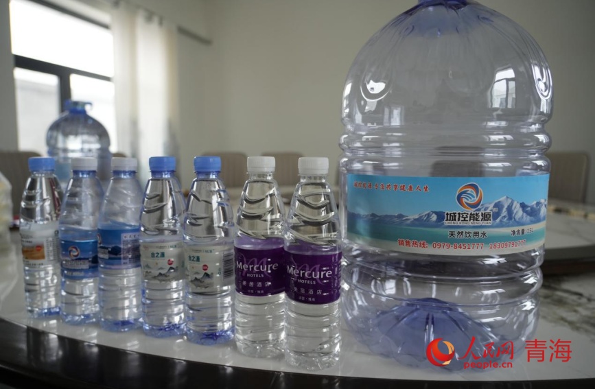 賓館、企業定制的礦泉水。人民網記者 甘海瓊攝