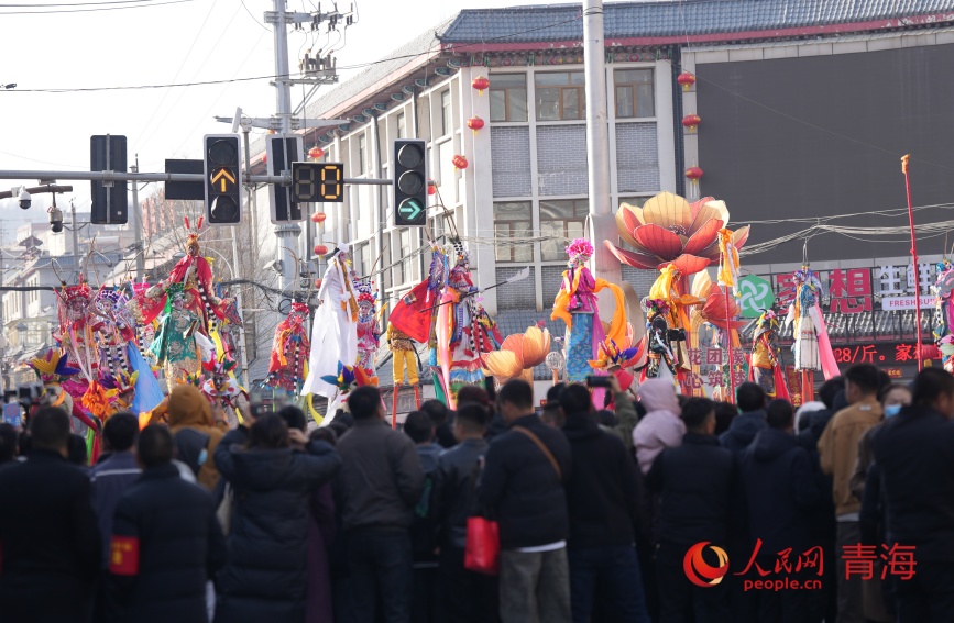 高蹺表演。人民網記者 甘海瓊攝