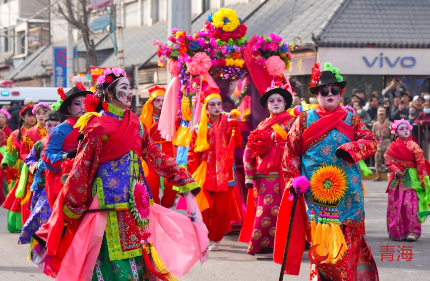 抬花轎。人民網記者 甘海瓊攝