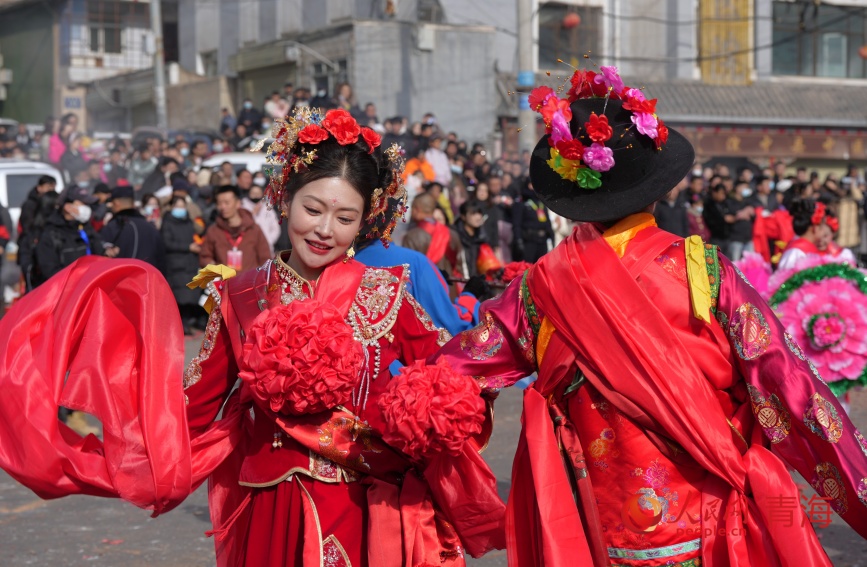 社火巡游展演。人民網記者 甘海瓊攝