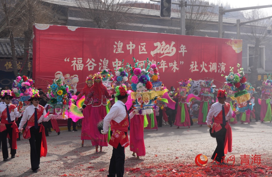 社火巡游展演。人民網記者 甘海瓊攝